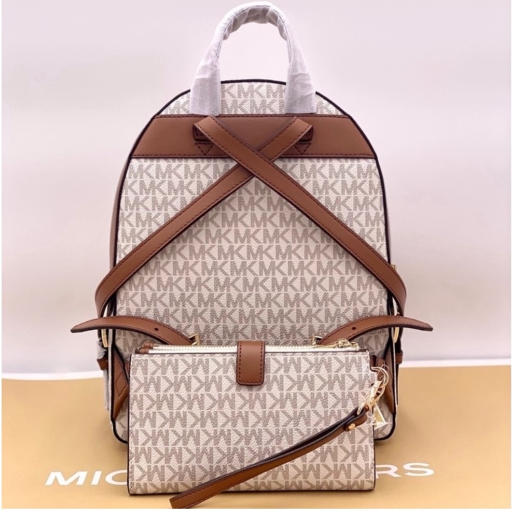 SALE🔥🔥🔥MICHAEL KORS JAYCEE MEDIUM BACKPACK and Wallet Set
VANILLA - Picture 5 of 14